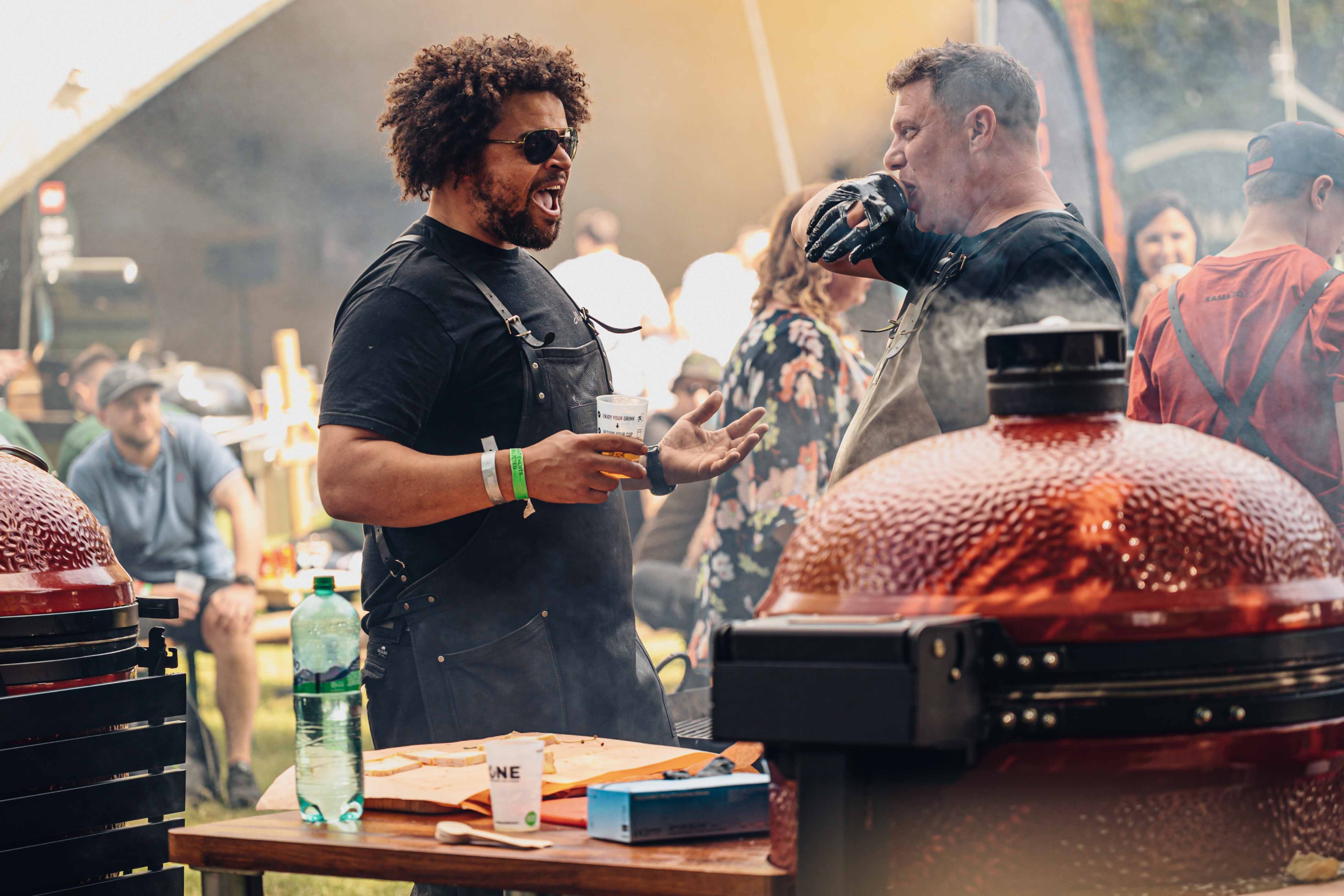 Chefs compitiendo con Kamado Joe en el festival BBQ