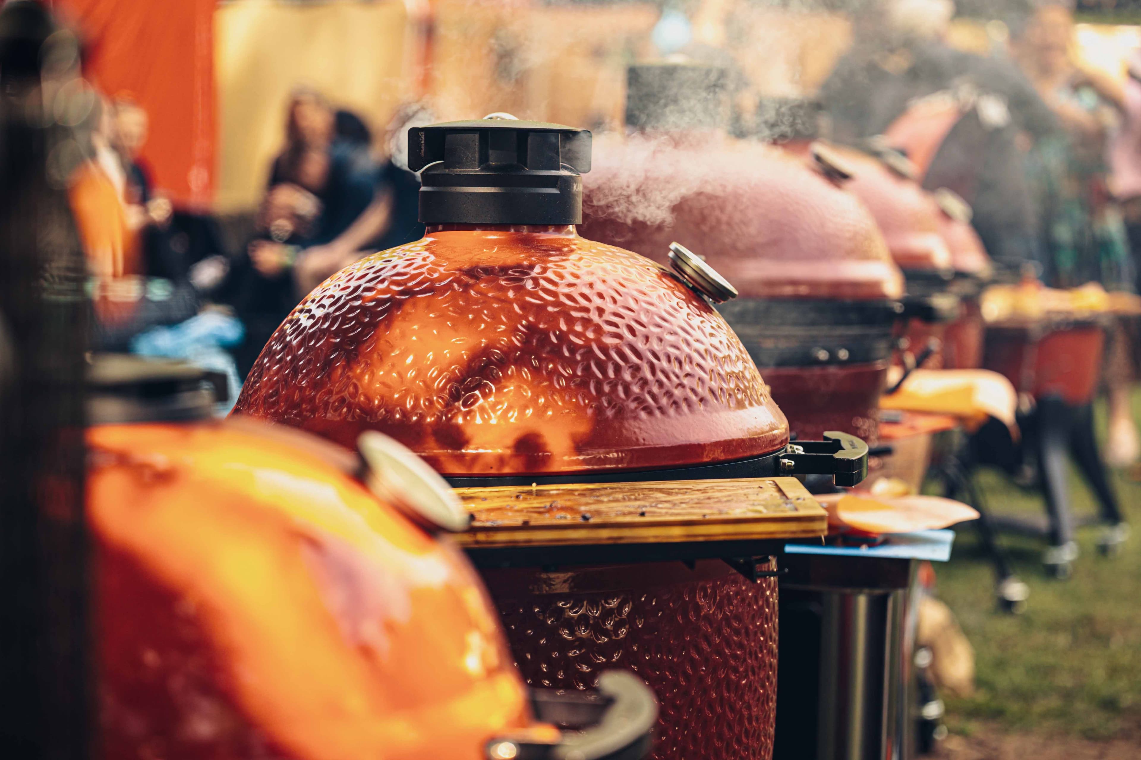 Kamado Joe cerámicos en fila humeando