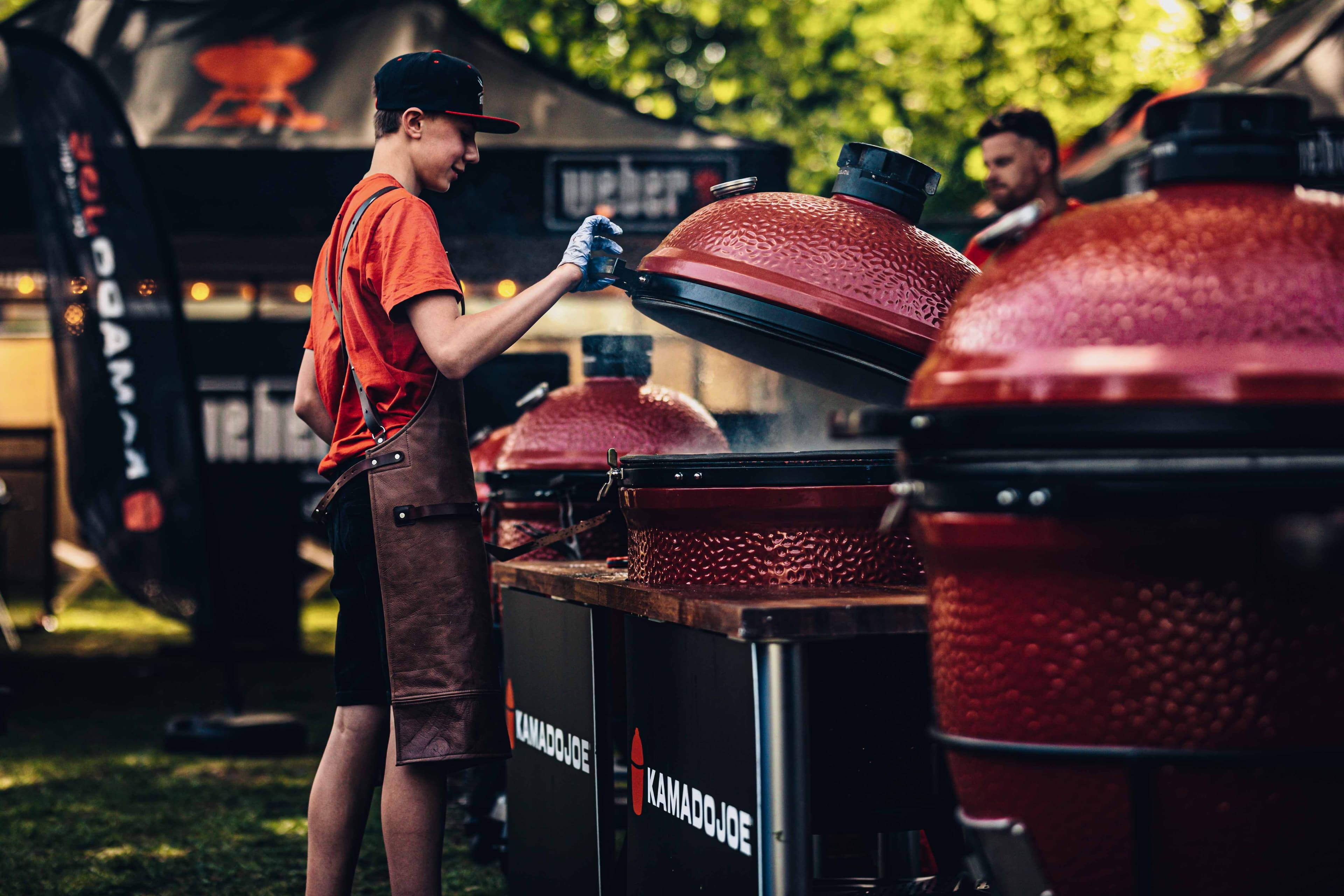 Joven cocinero abriendo Kamado Joe en competición